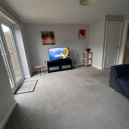 Whyte, Modern 3 Bed House With Garden, Sleeps 9, Free Parking, Sittingbourne City Centre, Kent Exterior photo